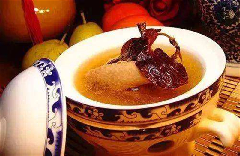 簡小葉食譜｜金線蓮?fù)岭u湯，具有清熱涼血、滋補(bǔ)肝臟之效。