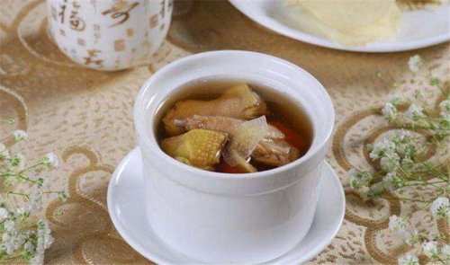 簡小葉食譜｜金線蓮鴿子湯：此湯具有滋腎益氣，祛風(fēng)解毒之效。